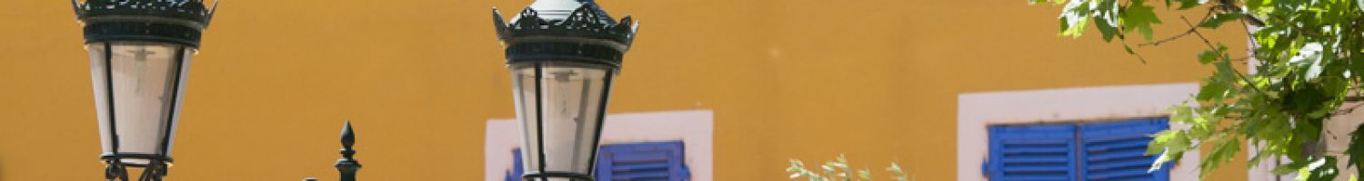 Façade et lampadaire Montélimar